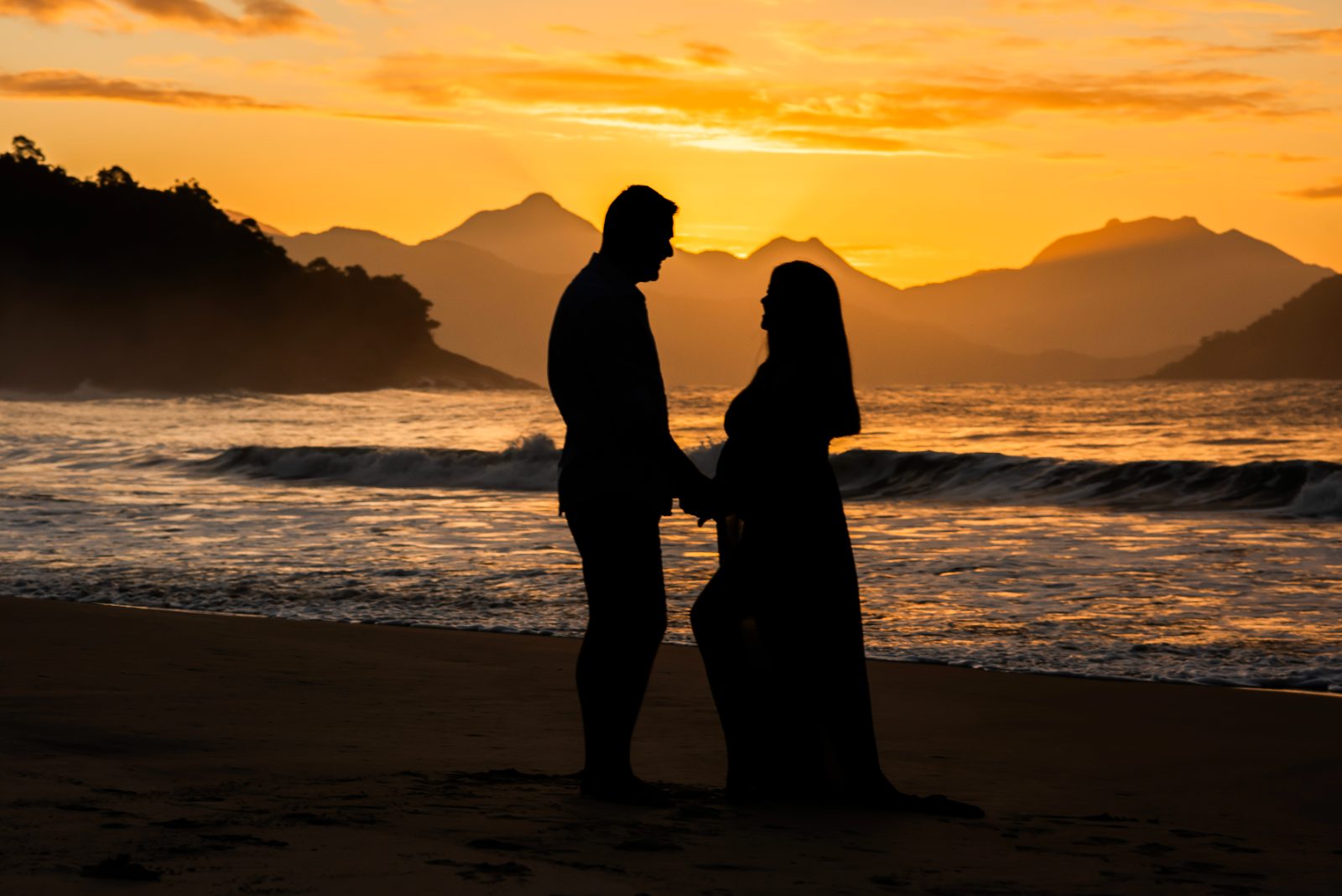 Book gestante com luz natural em Ubatuba