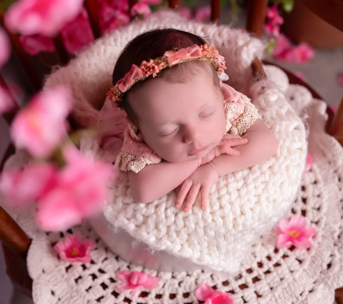 Bebê recém-nascido em ensaio newborn no estúdio Ana Bernardes